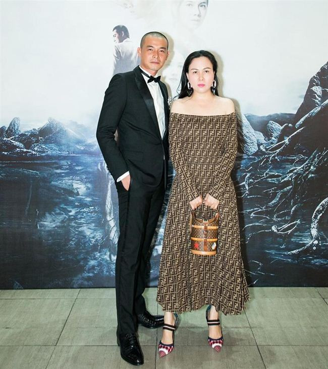 Lần mặc đẹp hiếm hoi của Phượng Chanel với đồ hiệu dát kín người, váy Tom Ford với logo kinh điển, túi Louis Vuitton và giày cao gót của Fendi.