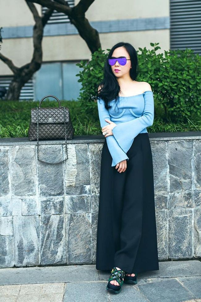 Đây là outfit được cư dân mạng khen ngợi hiếm hoi. Với áo croptop thì quần ống suông với độ dài chấm gót chân là hoàn hảo nhất. Độ gợi cảm và trẻ trung của bà mẹ 42 tuổi phát huy tác dụng khi chọn áo trễ vai với gam màu pastel nhẹ nhàng.