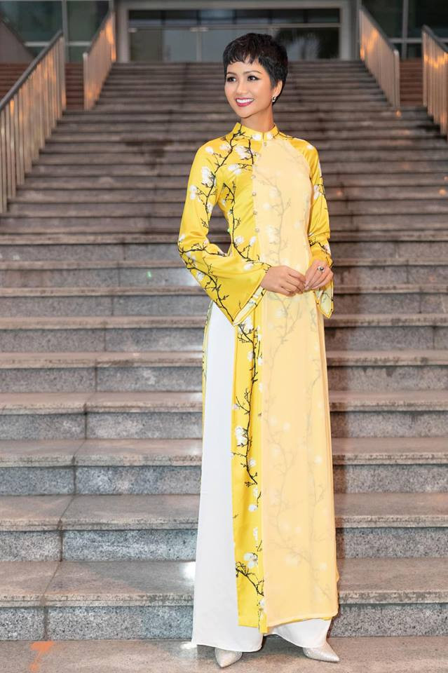 H’Hen Niê là một trong những hoa hậu Việt diện áo dài cực kỳ duyên dáng và dịu dàng. Nhiều lần cô xuất hiện xinh đẹp trong tà áo dài khiến người hâm mộ ngạc nhiên. 
