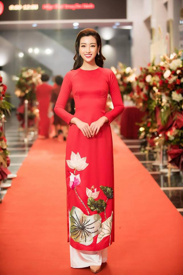 Cách trang điểm và kiểu tóc của Mỹ Linh khi mặc áo dài cũng khá đơn giản và tự nhiên.