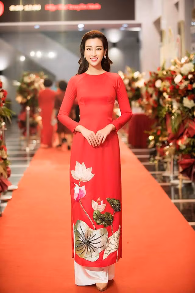 Cách trang điểm và kiểu tóc của Mỹ Linh khi mặc áo dài cũng khá đơn giản và tự nhiên.