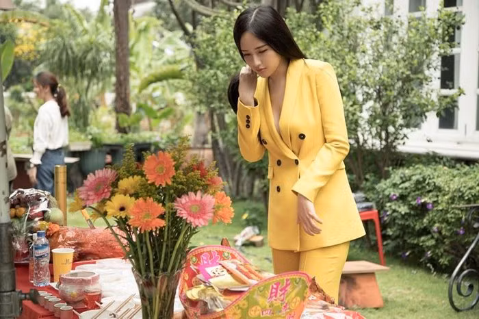 Trước đây, người đẹp này không ít lần gây chú ý bởi cách diện váy áo hở bạo. Trước đó, mỹ nhân sinh năm 1988 này từng gây tranh cãi khi diện suit không nội y xuất hiện tại trường quay, ngày khai máy phim "Chị chị em em".