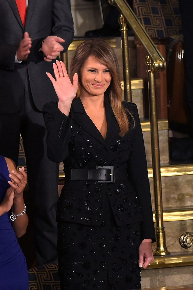 Tại phiên họp của Quốc hội Mỹ, bà Trump lựa chọn một bộ cánh thời trang với họa tiết thêu nổi hình hoa trên nền vải lụa của nhà mốt Michael Kors. Giá của bộ cánh này lên đến 9.500 USD (hơn 220 triệu đồng).