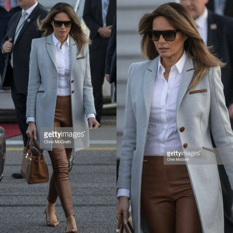Chiếc áo khoác xám đơn giản mà bà Melania Trump diện khi bước xuống phi cơ tại Phần Lan có giá lên đến 3.995 USD (Khoảng 92 triệu đồng).