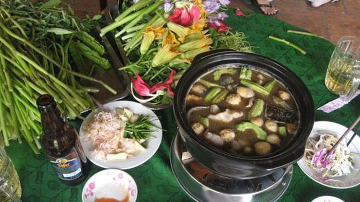 Nồi lẩu bần thơm ngon với các nguyên liệu phong phú và hấp dẫn như cá basa, cá diêu hồng, cá ngát… cùng các loại rau quen thuộc với người miền Tây cùng màu sắc bắt mắt khiến du khách nếu đã thưởng thức qua một lần sẽ khó có thể nào quên.