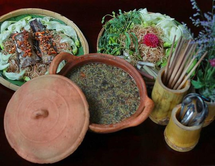 Lẩu bần Phù Sa: Trong các món ăn ngon ở Cần Thơ, có lẽ rất nhiều biết và rất ấn tượng với món lẩu bần. Sự hấp dẫn của lẩu bần không chỉ nằm ở cái tên “trái bần” đồng quê dân dã mà chính là hương vị rất đặc trưng của món ăn.