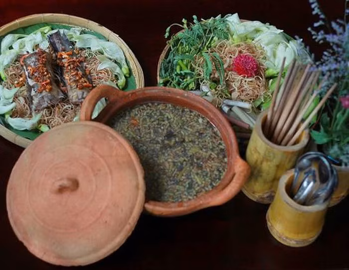 Lẩu bần Phù Sa: Trong các món ăn ngon ở Cần Thơ, có lẽ rất nhiều biết và rất ấn tượng với món lẩu bần. Sự hấp dẫn của lẩu bần không chỉ nằm ở cái tên “trái bần” đồng quê dân dã mà chính là hương vị rất đặc trưng của món ăn.