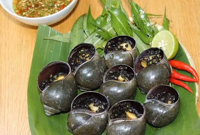 Ốc nướng tiêu Cần Thơ: Cho dù là đi đâu thì bạn cũng chẳng bao giờ thấy khó khăn khi muốn kiếm tìm ốc nướng tiêu trong các nhà hàng hiện nay. Tuy nhiên, khi về Cần Thơ, chỉ cần bạn ăn món này một lần là đã thấy ngon khác hẳn.