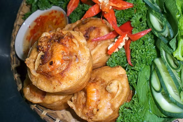 Món bánh cống vàng rộm, giòn thơm khi ăn cùng với nước mắm chua ngọt, các loại rau kèm như diếp cá, đọt xoài, xà lách… không hề bị ngấy, thực khách sẽ chỉ cảm thấy vị bùi của thịt của đậu xanh, vị ngọt của tôm tươi hòa lẫn với nhau ngon đến nhớ mãi không quên.