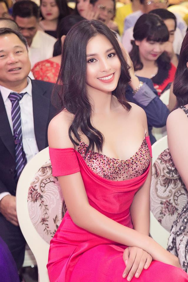 Cô sẵn sàng thử sức với những chiếc váy trễ nải khoe vòng một đầy đặn.