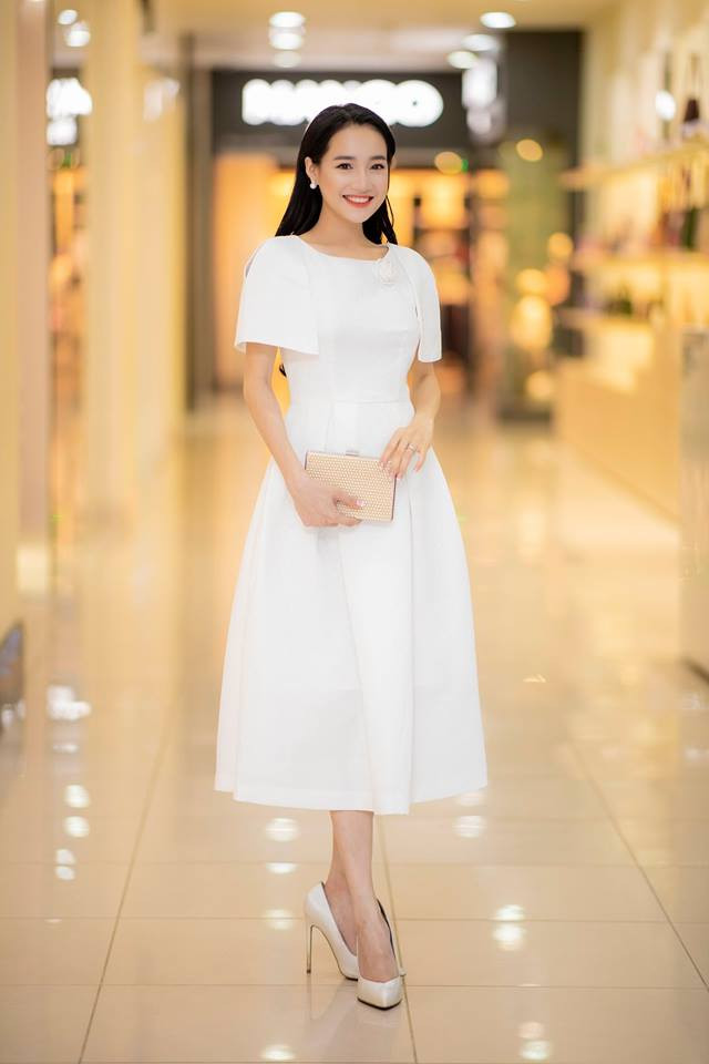 Nhã Phương rất biết cách tận dụng màu trắng để trẻ hóa bản thân.