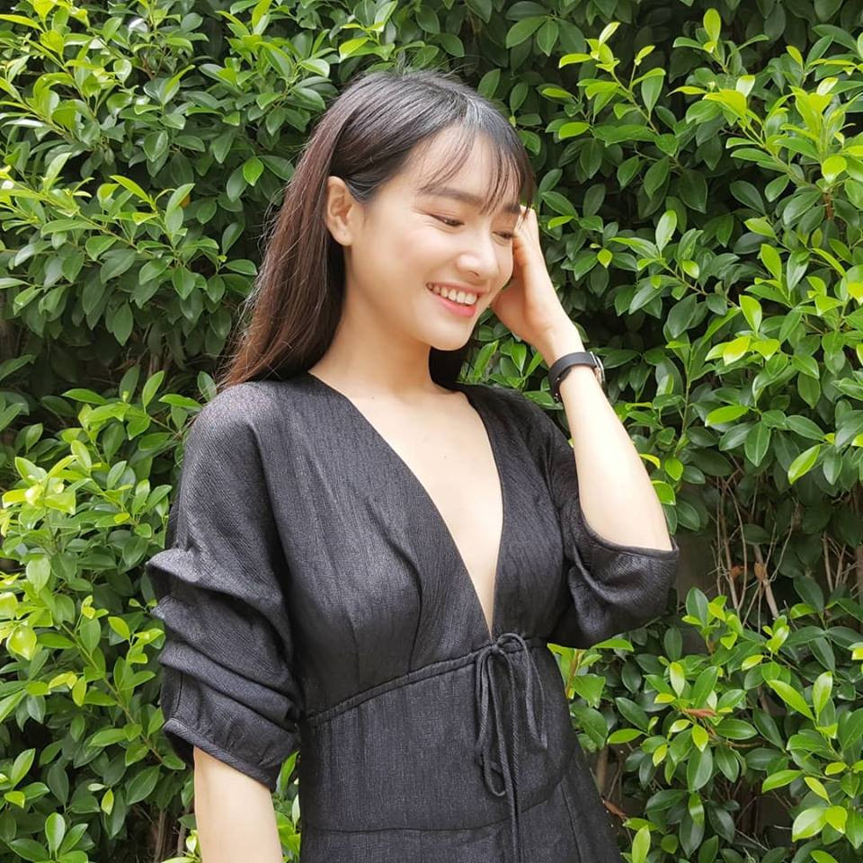 Chiếc đầm đen xẻ ngực sâu cực quyến rũ.