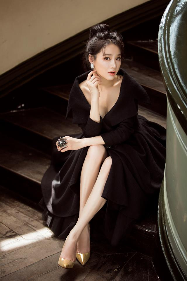 Ngoài trang phục trắng, cô còn khá ưu ái đồ đen sang trọng.