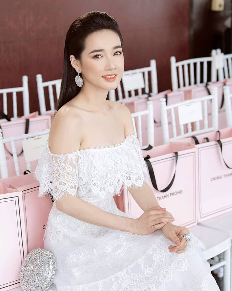 Nhã Phương hóa quý cô gợi cảm trong đầm trắng trễ vai.