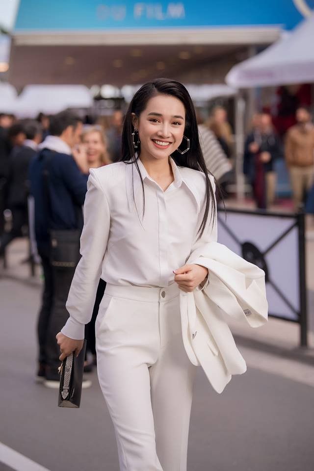 Cô diện cả một "cây" trắng từ trong ra ngoài trông trẻ hơn độ tuổi 29 của mình.