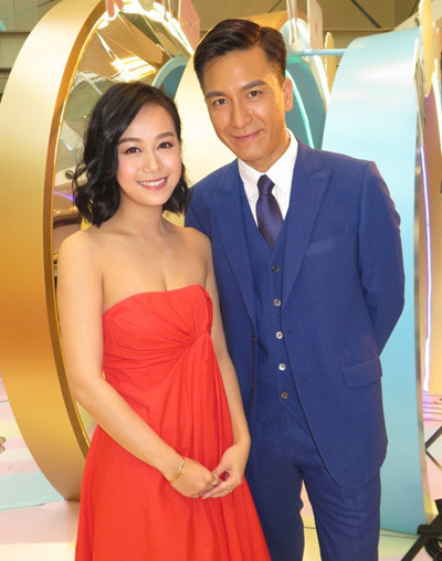 Chiếc đầm đỏ cúp ngực của cô giống như sắp tụt khỏi vòng một. Ảnh: Internet.