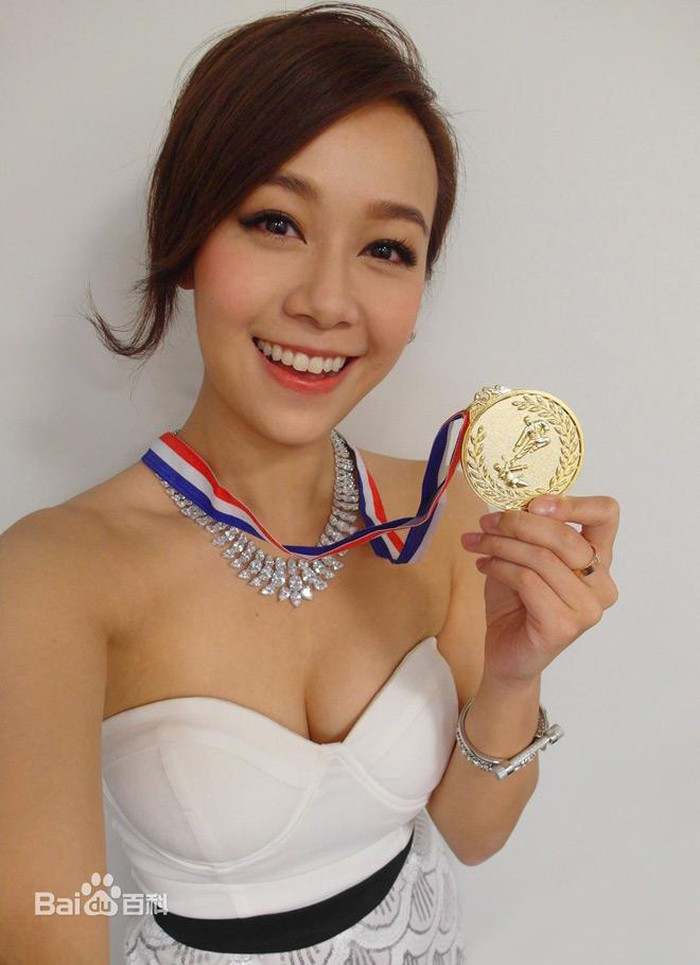 Chiếc váy cúp ngực trắng giúp cô nàng khoe đôi gò bồng đào căng tròn.