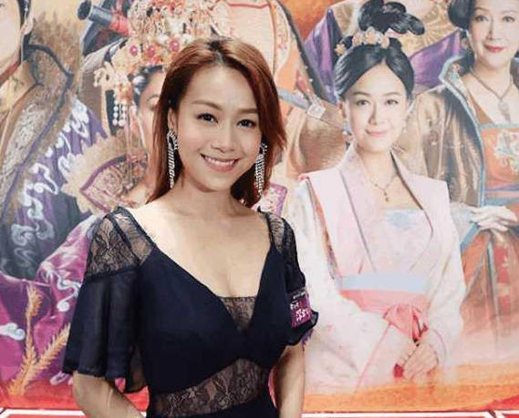 Dù đã 35 tuổi nhưng nữ diễn viên vẫn giữ được vóc dáng thon gọn và thích diện trang phục hở bạo.