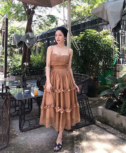 Trâm Anh từng là tâm điểm chú ý của cộng đồng mạng khi cô liên tiếp chia sẻ những hình ảnh ăn mặc gợi cảm của bản thân lên mạng xã hội.