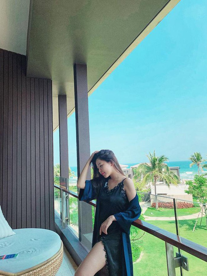 Phong cách thời trang nóng bỏng của Trâm Anh giúp cô phô trọn đường cong quyến rũ.