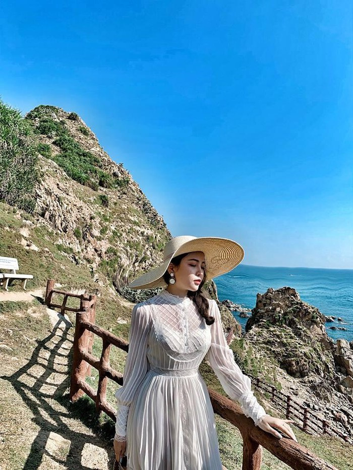 Đi du lịch, người đẹp khá chuộng váy áo xuyên thấu.