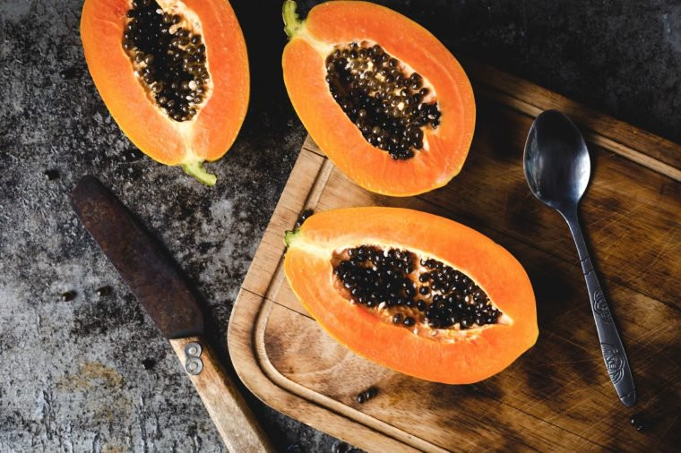 Đu đủ: Giống như dứa, quả đu đủ cũng là một nguồn protease tiêu hóa tốt. Enzyme này phân hủy protein thành axit amin và peptide mà cơ thể có thể dễ dàng sử dụng hơn.