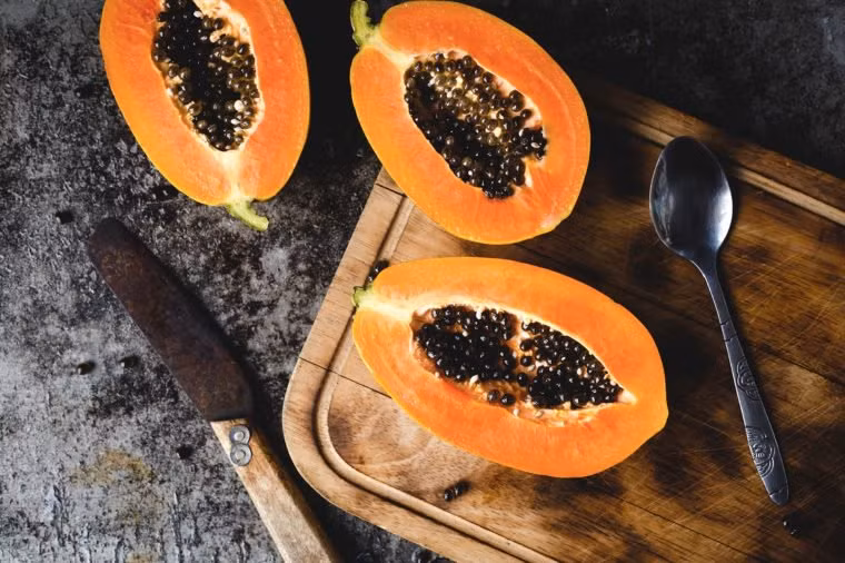 Đu đủ: Giống như dứa, quả đu đủ cũng là một nguồn protease tiêu hóa tốt. Enzyme này phân hủy protein thành axit amin và peptide mà cơ thể có thể dễ dàng sử dụng hơn.