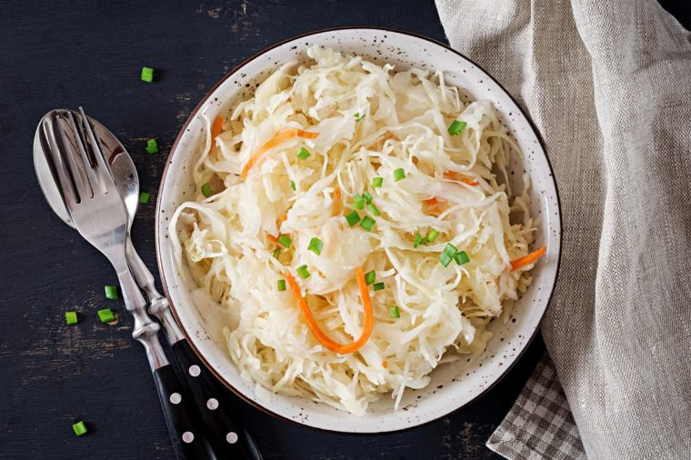 Dưa cải bắp: Giống như kim chi, bắp cải lên men này rất giàu enzyme tiêu hóa. Dưa cải bắp có tác dụng giữ cho ruột và hệ thống miễn dịch mạnh mẽ.