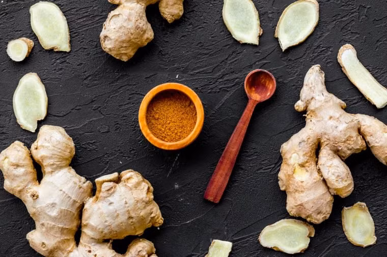 Gừng nổi tiếng với tác dụng chống buồn nôn và nó còn chứa một loại enzyme tiêu hóa gọi là zingibain. Gừng đặc biệt tốt cho việc kích thích đường tiêu hóa bị đình trệ. Ăn hoặc uống nước gừng sẽ thúc đẩy các cơn co thắt trong các cơ dọc theo cơ quan tiêu hóa.