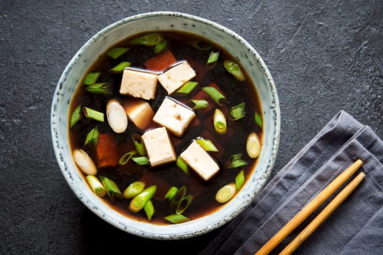 Miso: Loại đậu nành lên men này là một nguồn enzyme tiêu hóa phong phú, bao gồm lactase, lipase, amylase và protease. Thêm vào đó, miso là một nguồn lợi khuẩn sinh học tốt, nhờ vào quá trình lên men. Bộ đôi enzyme tiêu hóa và vi khuẩn có lợi cho đường ruột là liều thuốc tốt cho hệ tiêu hóa của bạn.