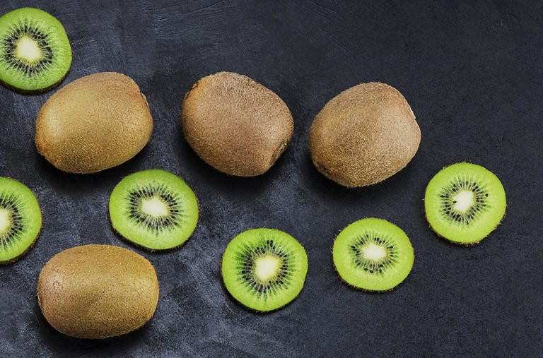 Quả kiwi là một loại trái cây tuyệt vời khác có chứa enzyme tiêu hóa actinidain. Nó giúp tiêu hóa protein, chống táo bón và đầy hơi. Một nghiên cứu cho thấy enzyme này có thể giúp đường tiêu hóa của bạn tiêu hóa thịt nhanh hơn. Ảnh: Shutterstock.