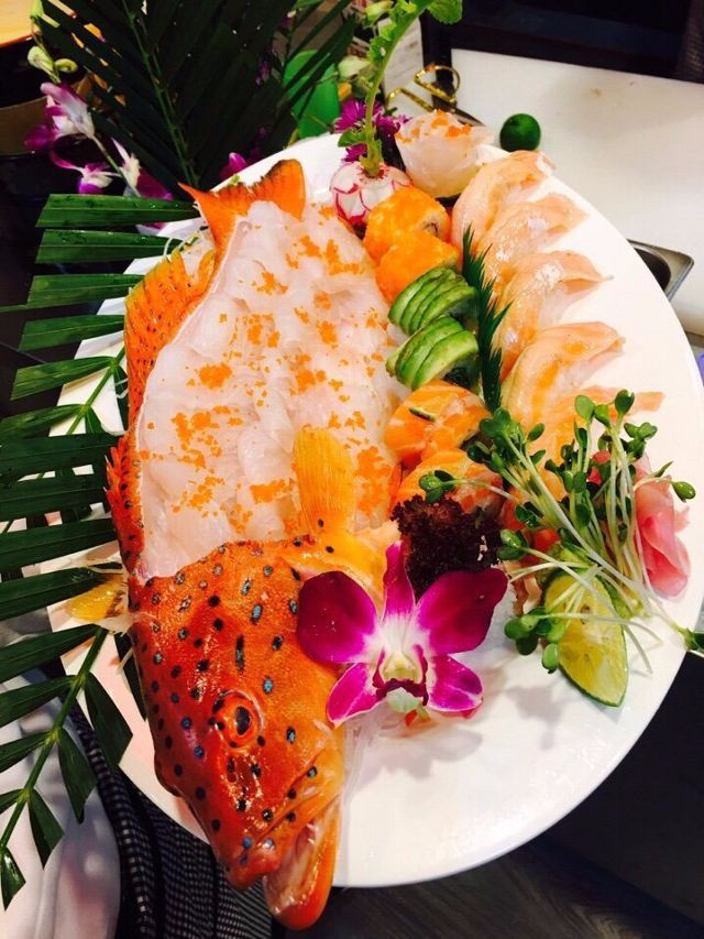 Cá hấp với gừng, hành bào, nước tương, vừa chín tới, sẽ có lớp da đỏ tươi béo giòn, thớ thịt trắng phau cùng mùi hương thơm lừng hấp dẫn khứu giác lẫn vị giác. Ngoài ra, món cá mú chiên sốt me cũng là một lựa chọn rất hấp dẫn dành cho các thực khách.