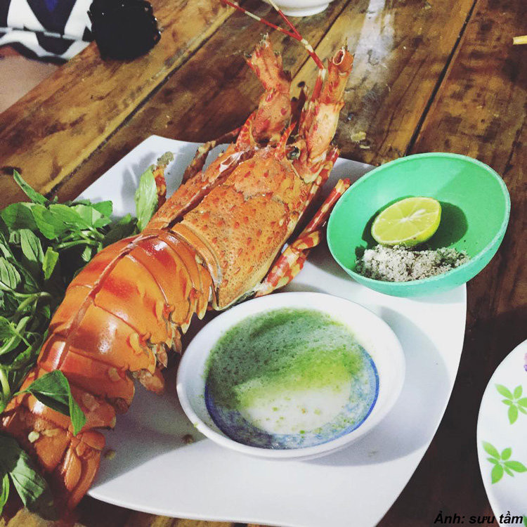 Tôm hùm là món hải sản khó có thể bỏ qua khi đặt chân đến đảo Phú Quý. Tại cầu cảng hay các nhà hàng hải sản địa phương đều có đặc sản này.