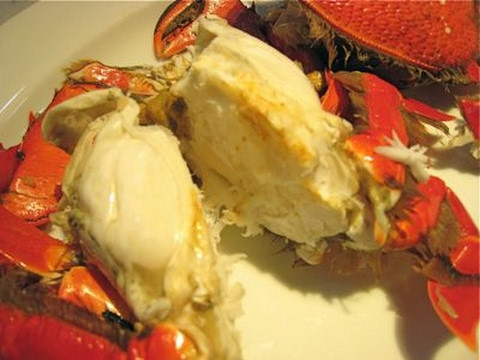 Cua được rửa sạch đem hấp chín để giữ độ ngọt. Tách lấy phần gạch để riêng, phần thịt cua ướp gia vị rồi xào sơ trong chảo dầu cho thấm. Cháo nhừ, cho thịt cua vào, sôi lên lại cho tiếp gạch cua, hành tây cắt lát, hành ngò và rắc tiêu ăn nóng hổi.