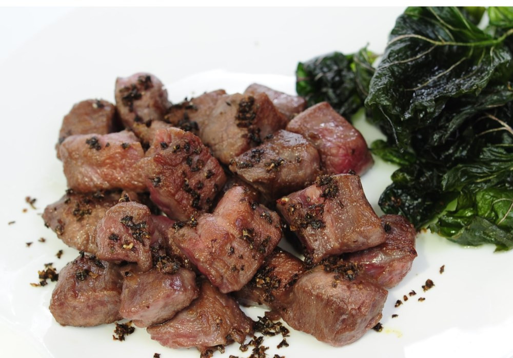 Khách có thể chọn thịt tươi tại chỗ, tự chế biến thành nhiều món đa dạng. Có thể kể đến món bò tái chanh cuốn rau sống, bò nướng thơm lừng da giòn mềm không dai, bò xào lăn, bò hấp gừng. Ảnh: Internet, Foody.