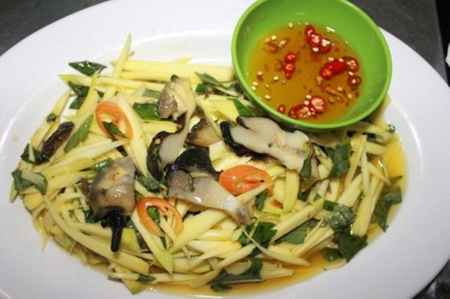 Để có món gỏi ốc giác ngon, người dân đảo Phú Quý thường dùng hành tím nhỏ để phi có mùi thơm, gia vị cũng được chế biến theo công thức riêng, ăn vào rất vừa miệng. Ốc giác được thái nhỏ để ngấm hết gia vị, ăn vào là ghiền ngay. Gỏi ốc giác thường được ăn kèm với bánh tráng nướng hay bánh phồng tôm. 