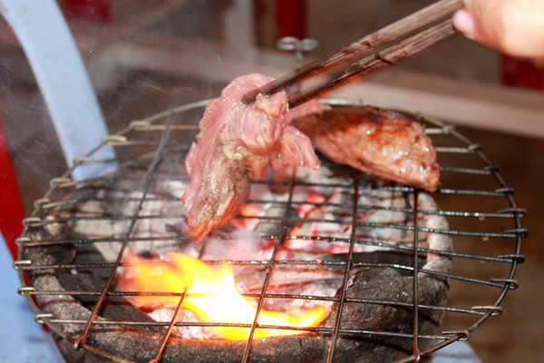 Bò Phú Quý: Không chỉ nổi tiếng về hải sản, đảo Phú Quý còn nức danh với món “bò nóng”. Bò Phú Quý được chăn thả, cho ăn cỏ tự nhiên nên thịt mềm ngọt, săn chắc, ít mỡ.