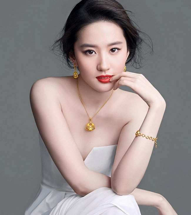 Từ thuở đôi mươi, Lưu Diệc Phi đã có thói quen sử dụng kem chống nắng. Cô luôn thoa kem trước khi ra khỏi nhà. Sau này, dù không có lịch trình gì, cô cũng duy trì thói quen này để bảo vệ da, chống lão hóa.