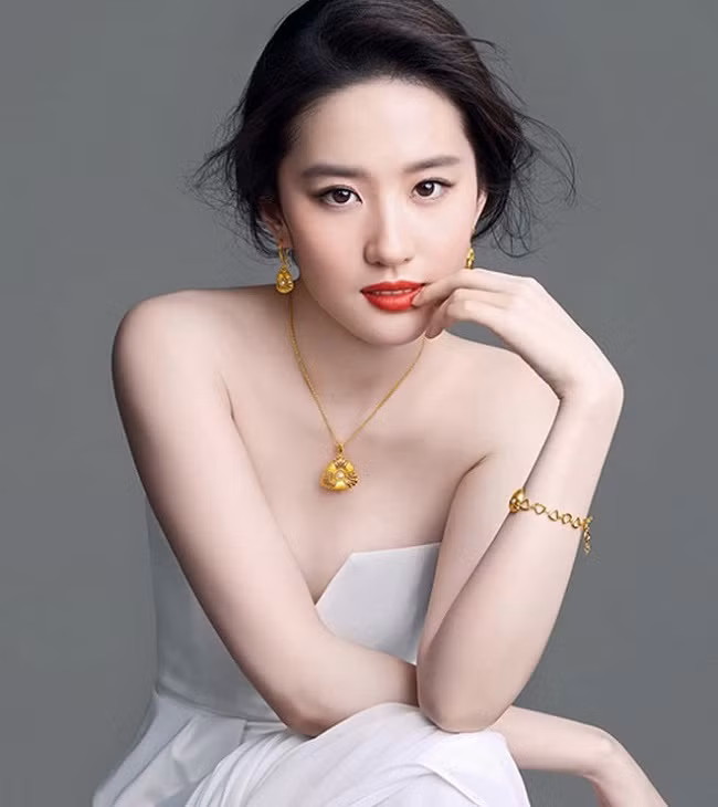 Từ thuở đôi mươi, Lưu Diệc Phi đã có thói quen sử dụng kem chống nắng. Cô luôn thoa kem trước khi ra khỏi nhà. Sau này, dù không có lịch trình gì, cô cũng duy trì thói quen này để bảo vệ da, chống lão hóa.