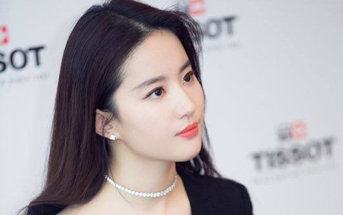 Lưu Diệc Phi từng chia sẻ cô dùng phương pháp múa để giữ cơ thể uyển chuyển và phong thái thanh lịch. Cô thường luyện các bài tập co giãn cơ trước khi ngủ. Lúc rảnh rỗi, Lưu Diệc Phi cũng thường tập múa. Ảnh: Internet.