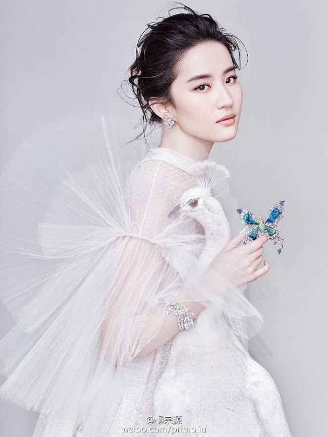 Bên cạnh việc chăm sóc ngoài da, Lưu Diệc Phi còn quan tâm nhiều tới những chế độ ăn uống lành mạnh. Nữ diễn viên chia sẻ, mẹ cô là người rất thích nấu ăn nên ở nhà, Lưu Diệc Phi thường xuyên được thưởng thức những món ăn ngon, chế biến hợp khẩu vị, lại đầy đủ dinh dưỡng. Ngoài ra, cô còn ăn rất nhiều hoa quả và uống các loại nước ép xanh giúp làn da luôn tươi trẻ.