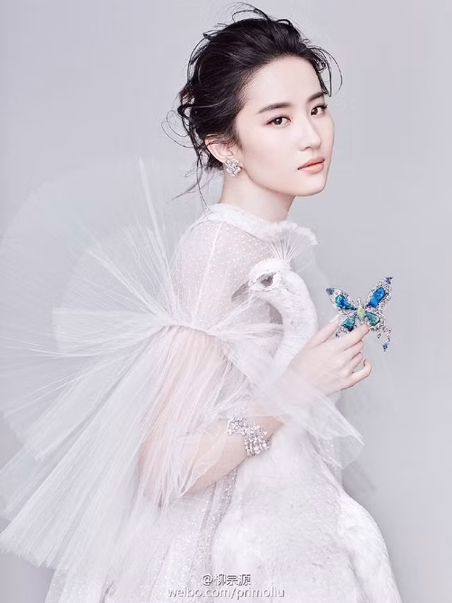 Bên cạnh việc chăm sóc ngoài da, Lưu Diệc Phi còn quan tâm nhiều tới những chế độ ăn uống lành mạnh. Nữ diễn viên chia sẻ, mẹ cô là người rất thích nấu ăn nên ở nhà, Lưu Diệc Phi thường xuyên được thưởng thức những món ăn ngon, chế biến hợp khẩu vị, lại đầy đủ dinh dưỡng. Ngoài ra, cô còn ăn rất nhiều hoa quả và uống các loại nước ép xanh giúp làn da luôn tươi trẻ.