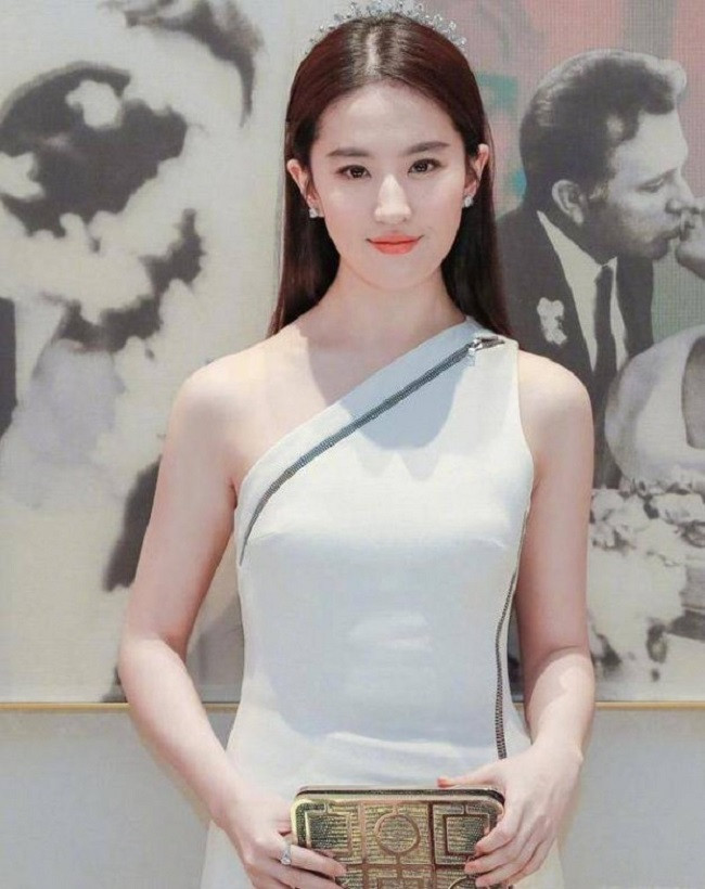 Lưu Diệc Phi luôn cố gắng uống đủ 8 ly nước. Ngoài ra, cô còn luôn mang theo xịt khoáng bên người để cấp ẩm cho da liên tục. Nhờ vậy mà làn da của 'thần tiên tỷ tỷ' luôn căng mịn.