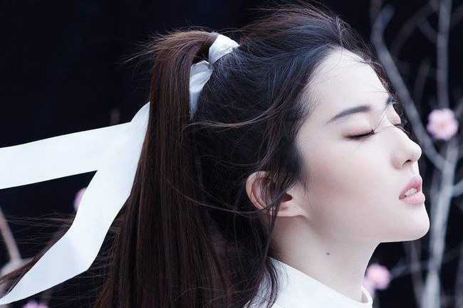 Để duy trì được nhan sắc trẻ đẹp, Lưu Diệc Phi luôn chú ý tới việc làm sạch da đều đặn mỗi ngày. Lưu Diệc Phi có thói quen rửa mặt bằng nước ấm (không phải nước nóng) để mở rộng lỗ chân lông và lấy đi bụi bẩn bên trong. Sau đó, cô sẽ rửa lại bằng nước mát để se khít lỗ chân long.