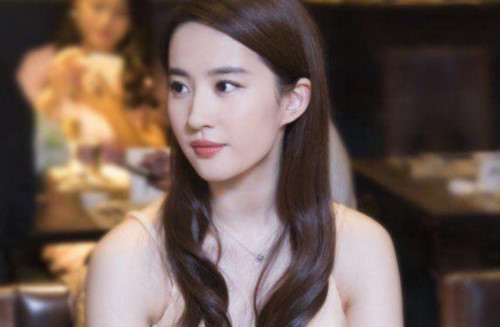 Người đẹp họ Lưu thường ăn đủ chất vào bữa sáng. Trong ngày cô ăn nhiều hoa quả, đặc biệt là chuối, táo, dâu, quả chanh… Cô cũng thích sử dụng yến mạch cho các bữa ăn. 