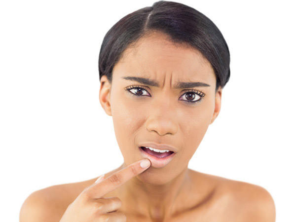 Loại bỏ các mụn rộp: Sự xuất hiện của mụn rộp là do virus herpes đơn dạng type 1 gây nên. Khoảng 90% số người trên thế giới đều có loại virus này nhưng ở dạng không hoạt động. Khi môi tiếp xúc với ánh nắng quá nhiều hoặc khi bạn bị ốm hay căng thẳng, chúng mới nổi lên thành các mụn rộp. Để loại bỏ các mụn rộp “đáng ghét” này bạn có thể sử dụng thuốc mỡ hay kem có thành phần từ chanh.