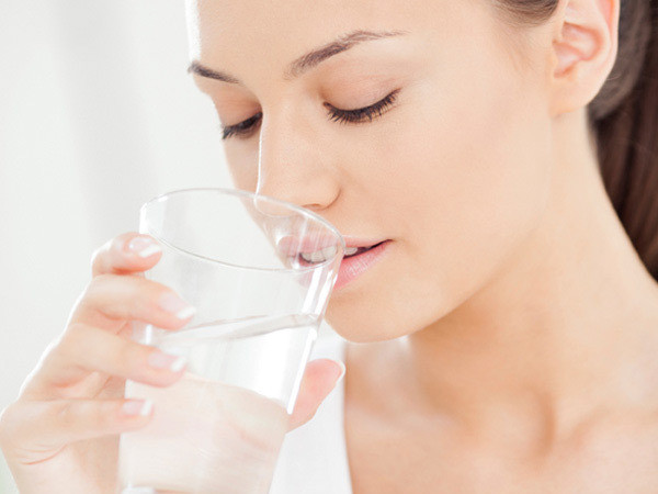 Cấp nước cho môi: Môi rất dễ bị tác động vì môi trường bên ngoài. Để lấy lại làn môi mềm mịn, bạn cần phải khôi phục độ ẩm tự nhiên của môi bằng cách uống nhiều nước, đặc biệt là vào mùa Đông. Ngoài ra, chế độ ăn uống những loại thực phẩm chứa nhiều nước như dưa leo, dưa hấu, cam, bưởi và chanh cũng sẽ giúp đôi môi được duy trì độ ẩm.