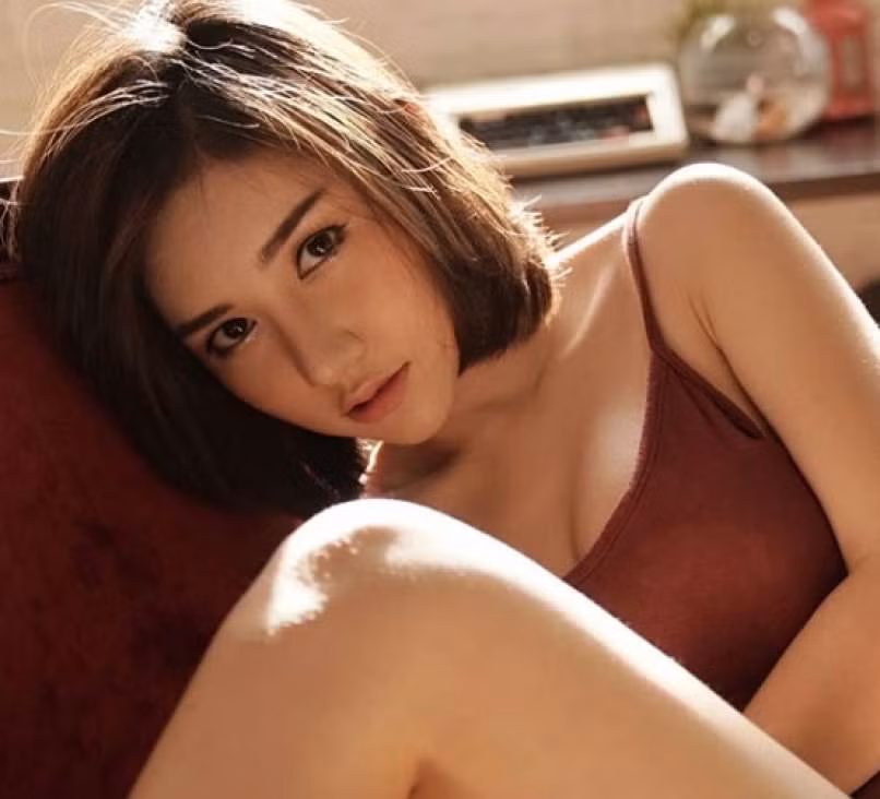 Co gai xinh dep chet bi an, soi camera thay nguoi dan ong la loi vao thang may-Hinh-3