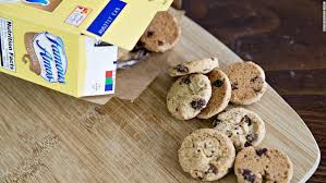 Tránh xa thực phẩm “rác”: Hầu hết chúng ta đều cảm thấy khó khăn khi buông bỏ những thực phẩm yêu thích như bim bim, bánh quy. Tốt nhất là bạn nên vứt hết các thực phẩm ít chất dinh dưỡng này và đừng bao giờ mua chúng về dự trữ.