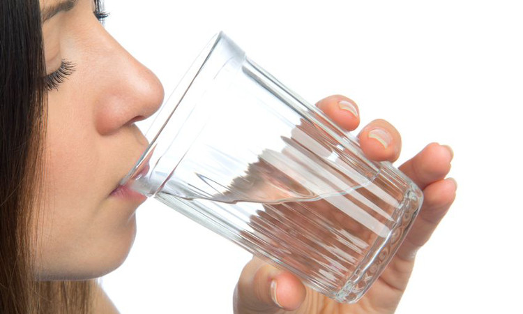 Uống đủ nước: Uống đủ nước thực sự quan trọng đối với sức khỏe của bạn. Lượng nước không đủ thực sự có thể ảnh hưởng đến cân nặng của bạn. Đôi khi, cơn khát có thể bị hiểu sai là cơn đói. Do vậy, hãy uống một cốc nước 30 phút trước khi ăn.